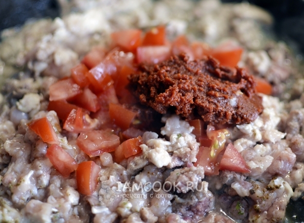 Положить томатную пасту