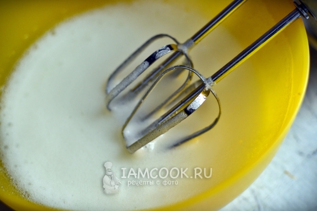 Взбить белки с сахаром