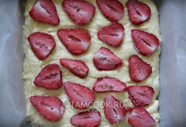 Положить клубнику