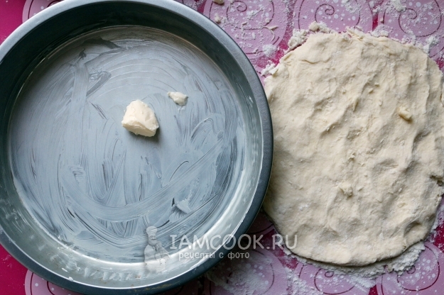 Смазать форму маслом