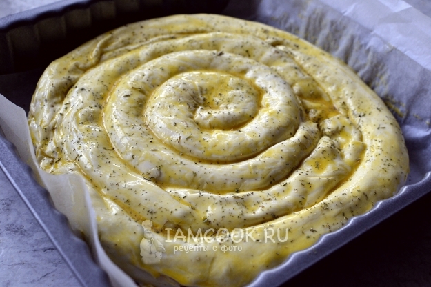 Смазать заготовку желтком