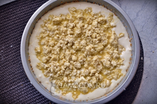 Положить на тесто начинку