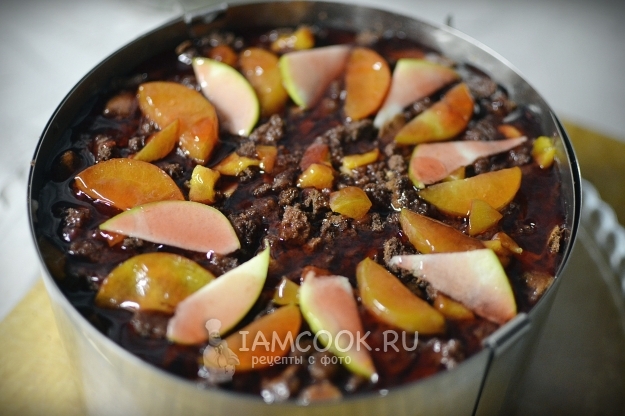 Положить на желе фрукты