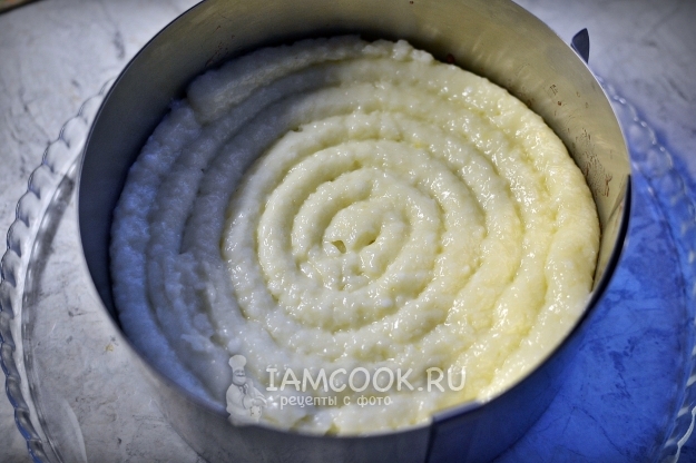 Выложить на корж крем