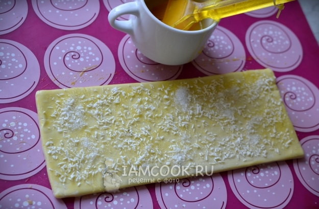 Посыпать сахаром и сахарной пудрой