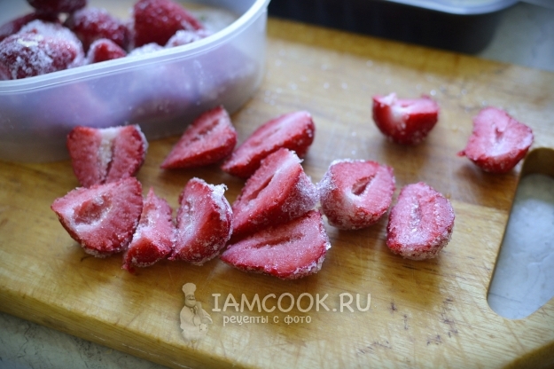 Обвалять клубнику в сахаре