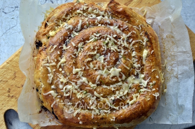 Посыпать пирог тертым сыром