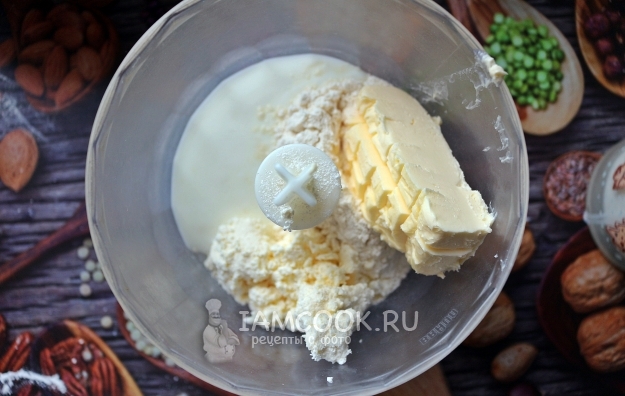 Соединить масло, муку, творог и сметану