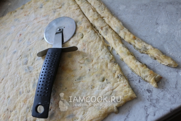 Порезать тесто на полоски