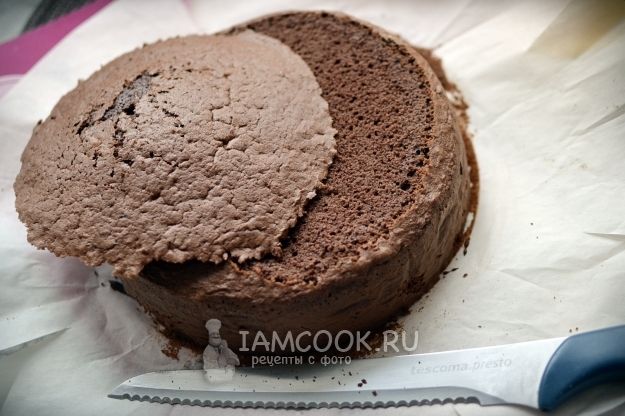 Разрезать бисквит на коржи