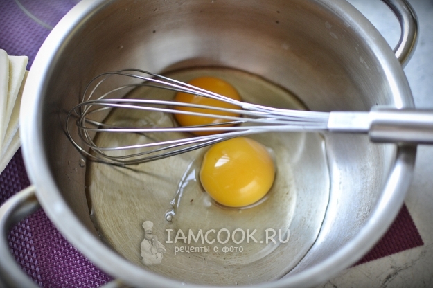 Вбить яйца в миску