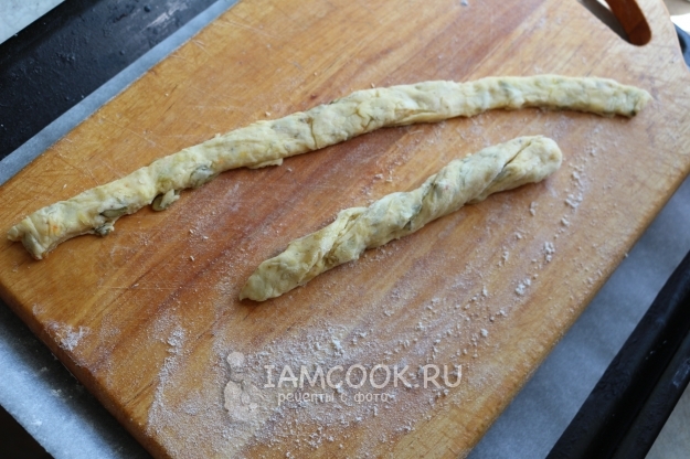 Перекрутить полоску теста