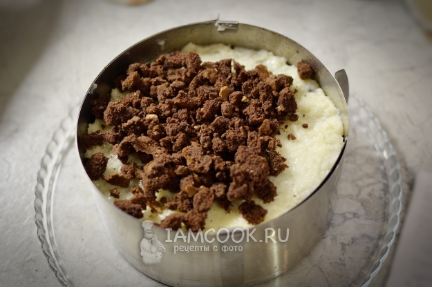 Положить на крем бисквитную крошку