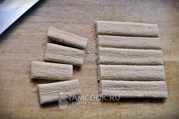 Обрезать печенье по высоте торта