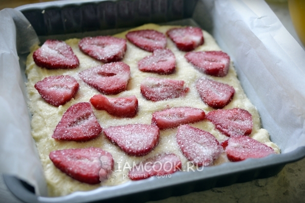 Посыпать клубнику сахаром