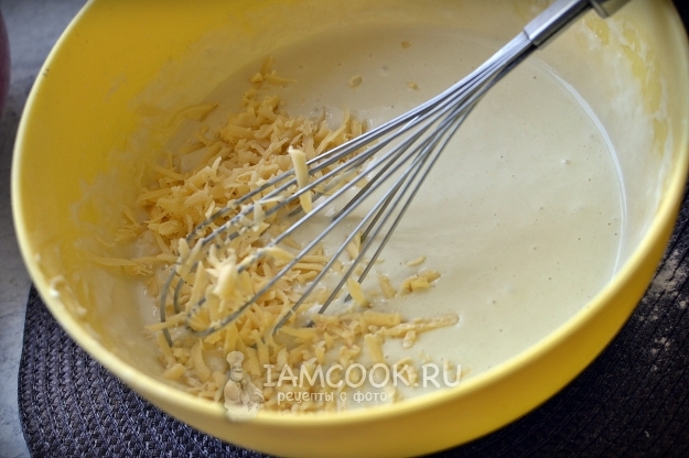 Положить тертый сыр