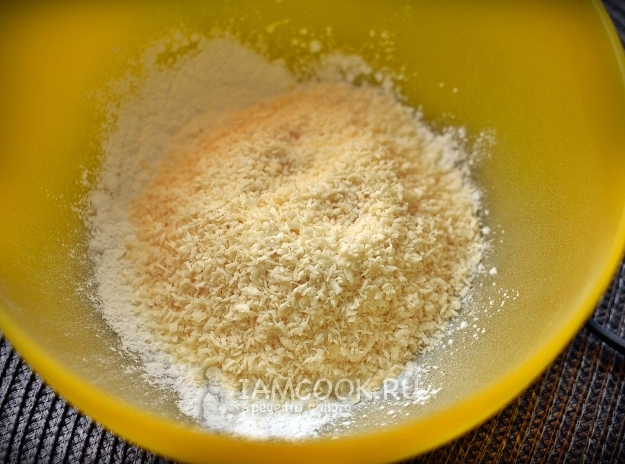 Соединить крахмальную смесь и кокосовую стружку