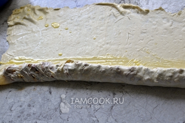 Смазать тесто сливочным маслом