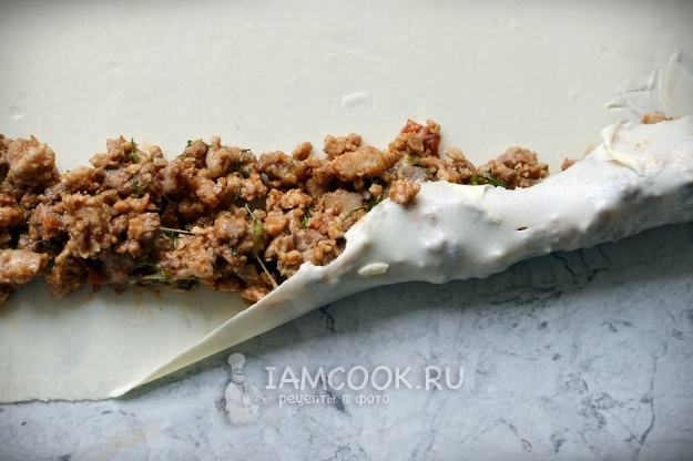 Положить на тесто начинку