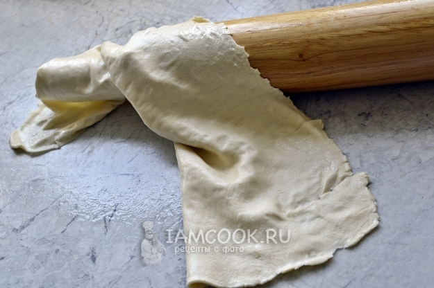 Хорошо смазать тесто маслом