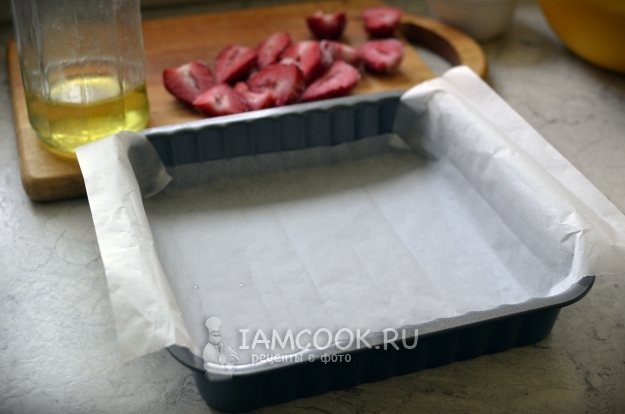 Застелить форму пергаментом