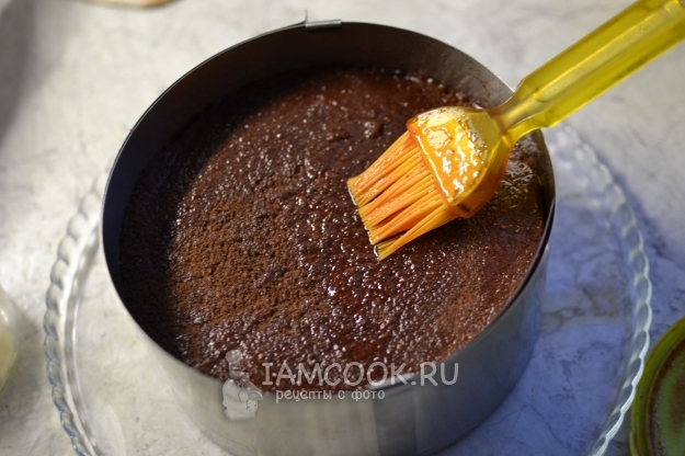 Промазать корж джемом