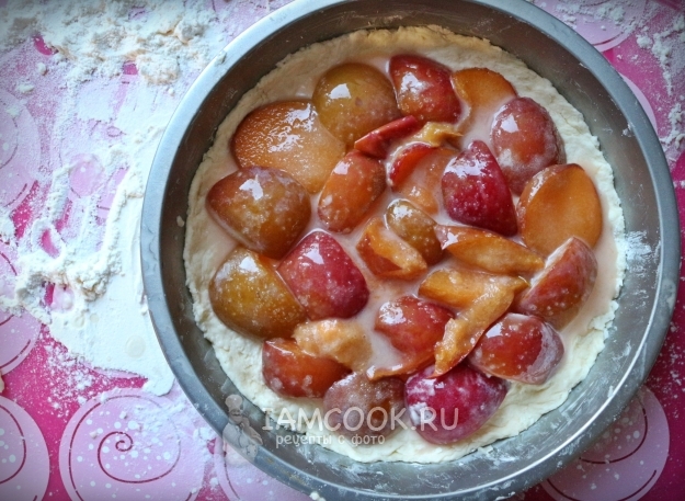 Положить на тесто сливы