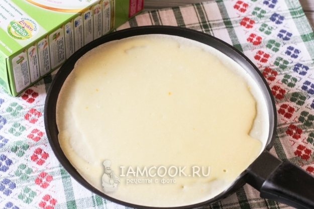 Налить тесто на сковороду