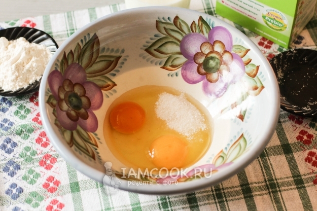 Соединить яйца и сахар