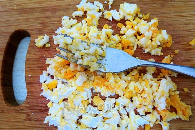 Размять желтки вилкой