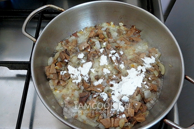 Всыпать муку