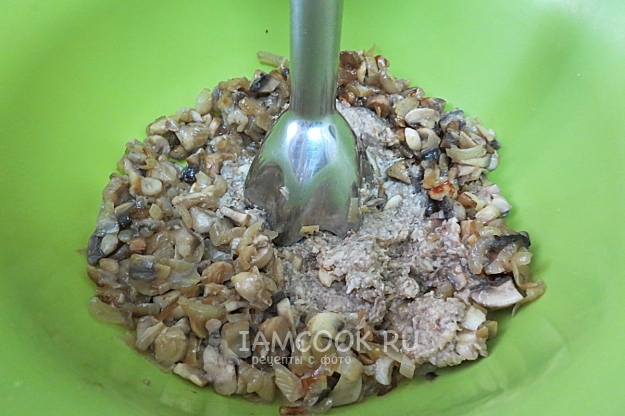 Измельчить грибы блендером