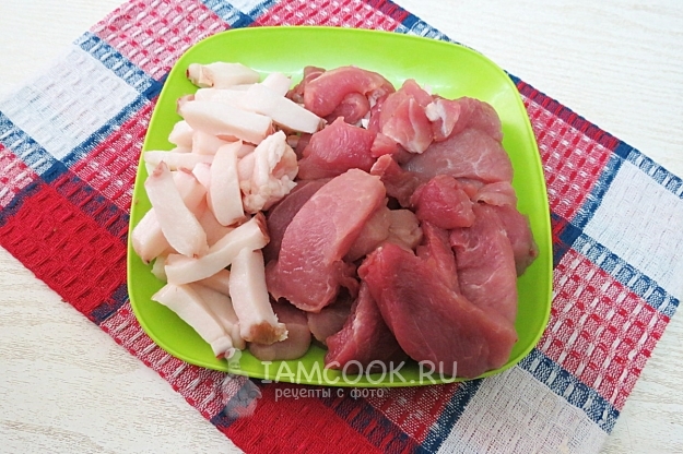 Порезать мясо и сало