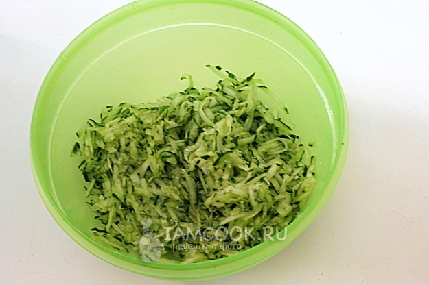 Потереть огурцы