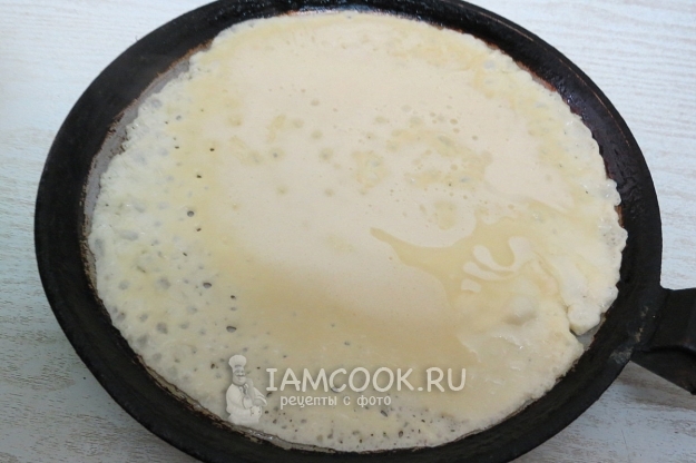 Налить тесто на сковороду