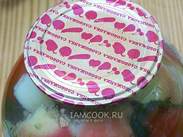 Закатать банку крышкой