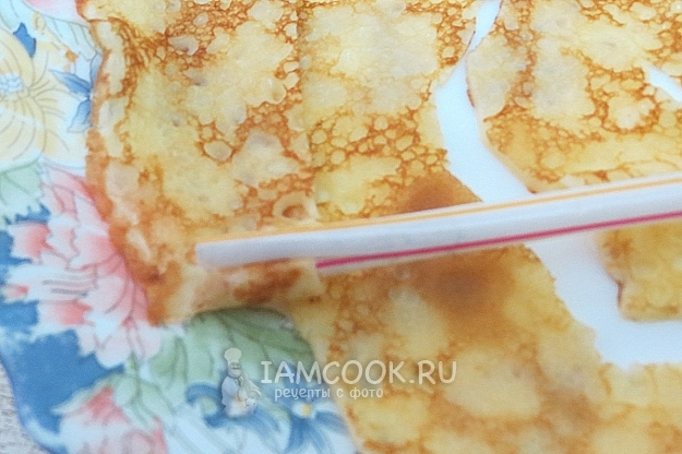 Вставить в край трубочки блин