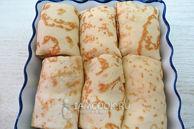 Выложить блины с творогом в форму