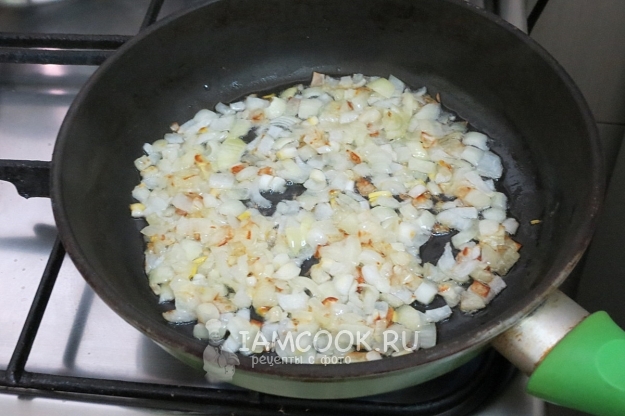 Обжарить лук