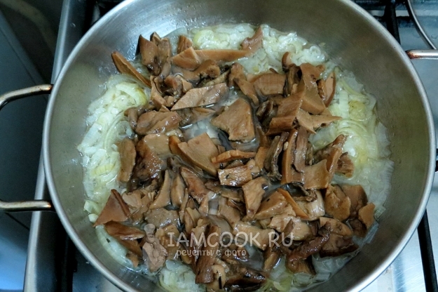 Положить к луку грибы
