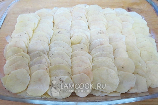Положить слой картофеля