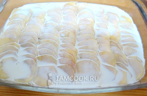 Влить сливки со сметаной