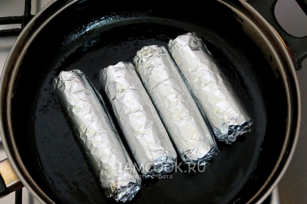 Положить заготовки на сковороду