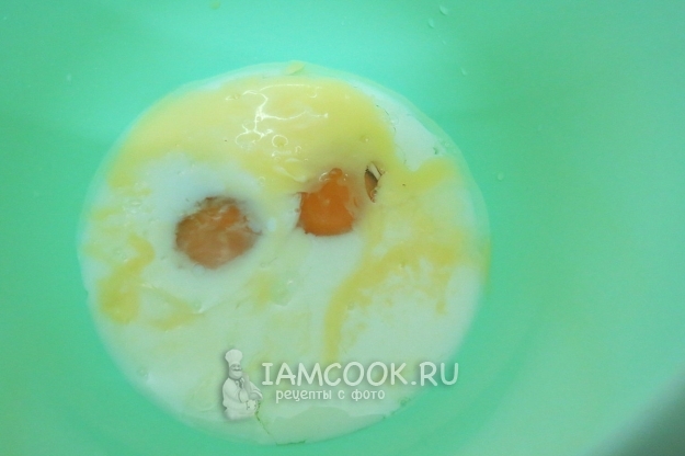 Влить молоко и воду