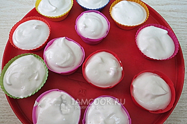 Разложить крем по формочкам