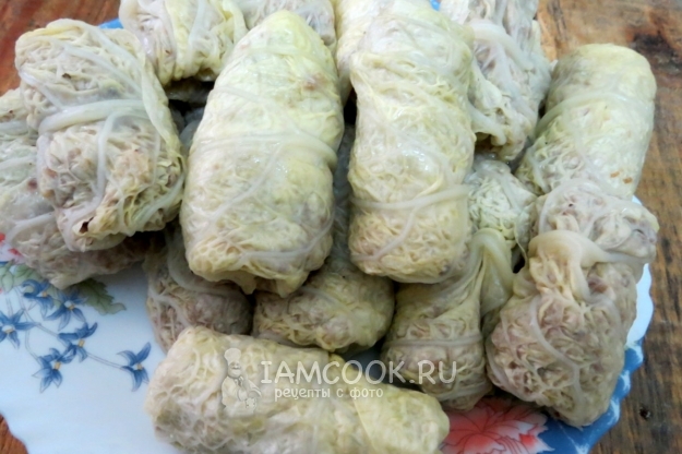 Завернуть начинку в капустные листы