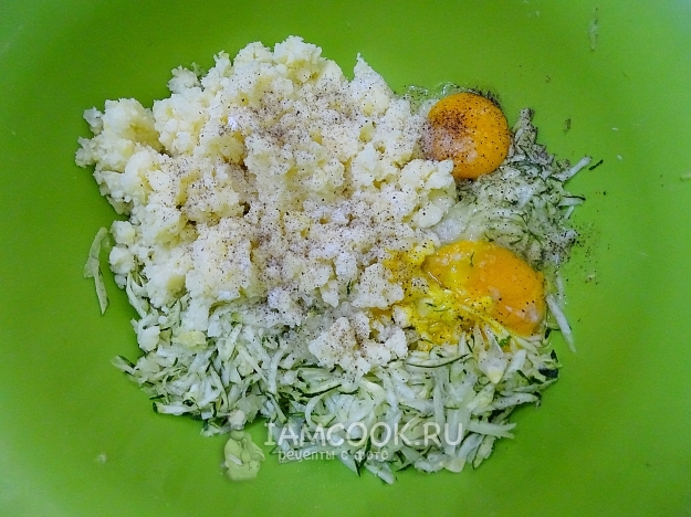 Добавить яйца, соль и перец