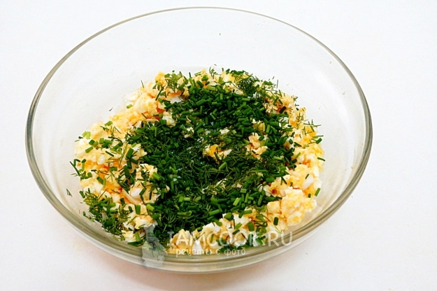 Положить зелень