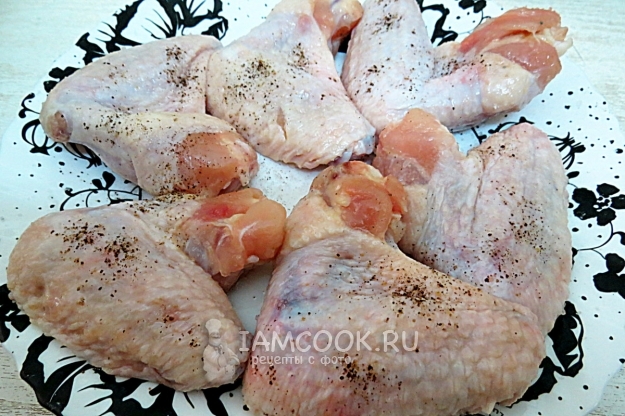Куриные крылышки посолить и поперчить