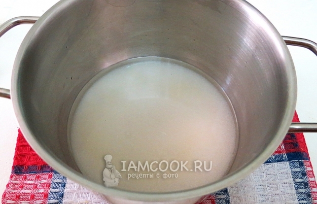 Всыпать в воду сахар